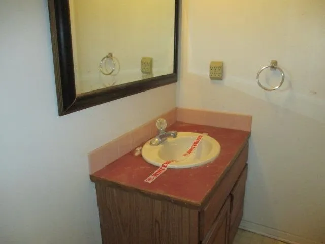 $207,000 | 808 East Hawthorne Drive, Derby, KS 67037