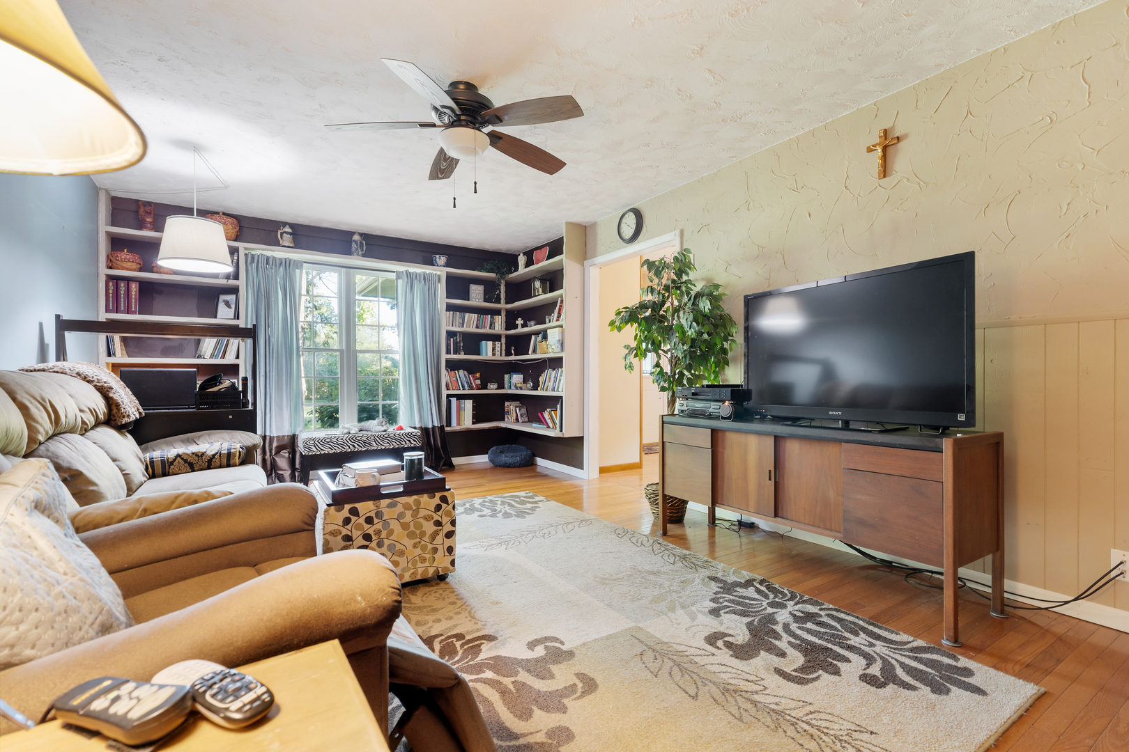 16200 Green Road Harvard, IL 60033 - Photo 11 of 30 a living room with furniture and a flat screen tv