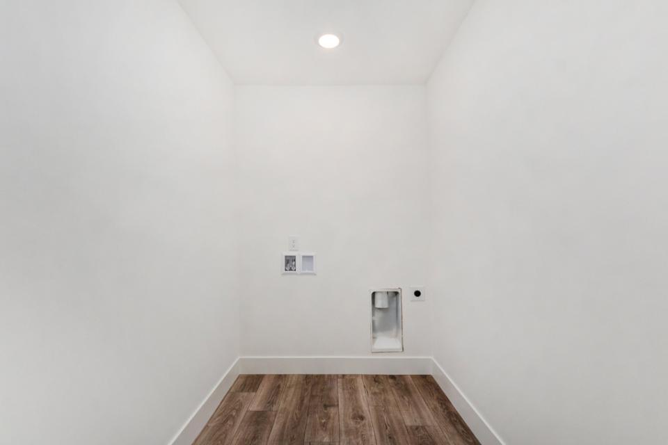 3224 Railtown Road Caledonia, MI 49316 - Photo 23 of 35 STG144-E2390-Laundry