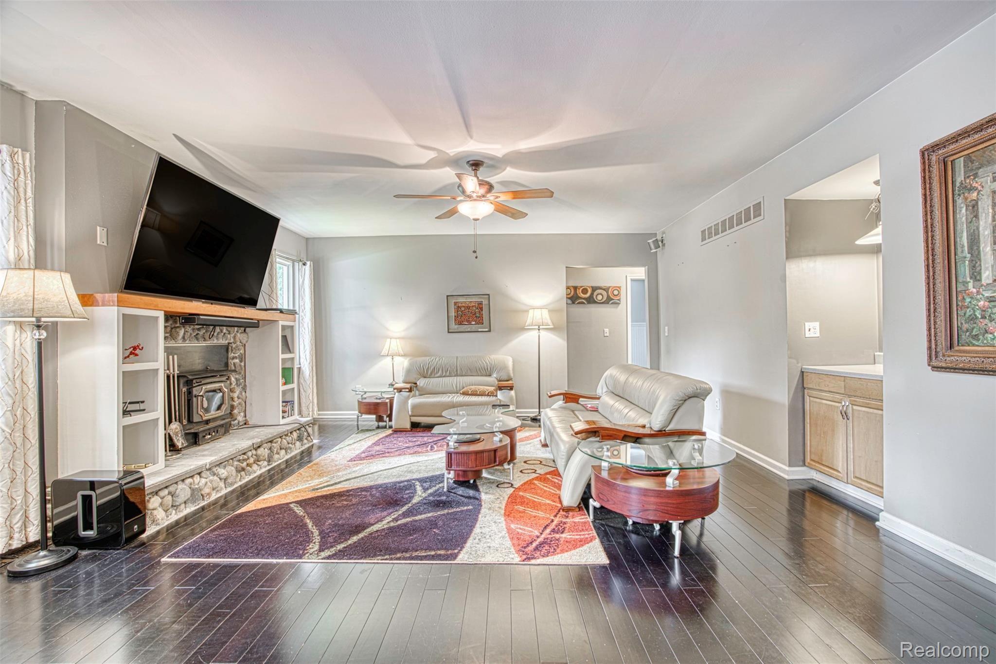 949 Homestead Court Rochester, MI 48309 - Photo 11 of 39 Family Rm.jpg