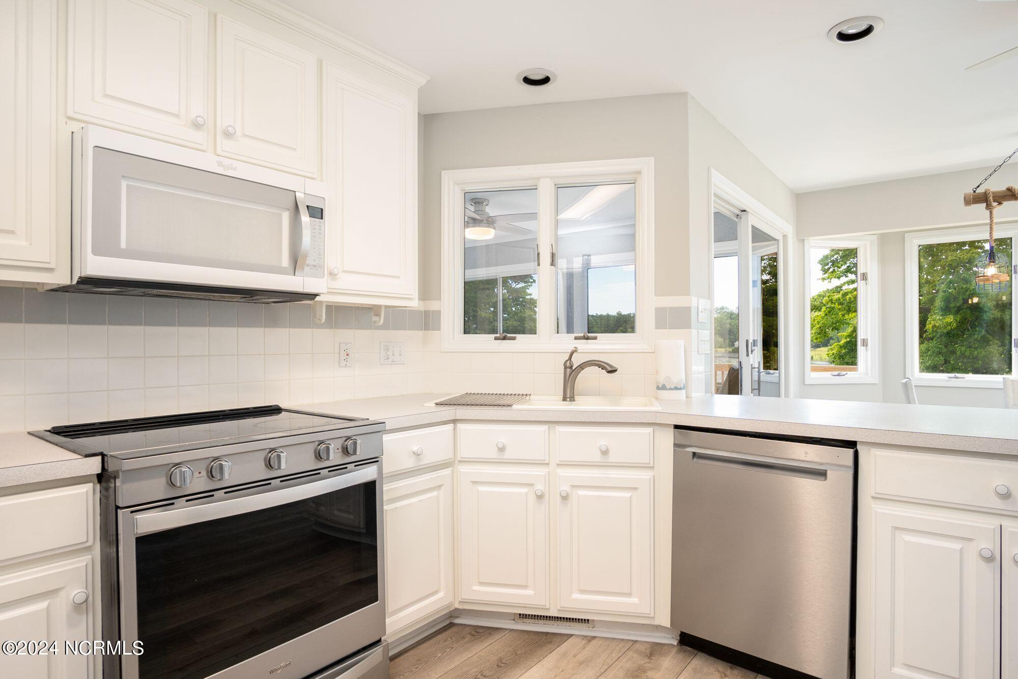246 White Oak Bluff Road Stella, NC 28582 - Photo 21 of 65 Kitchen