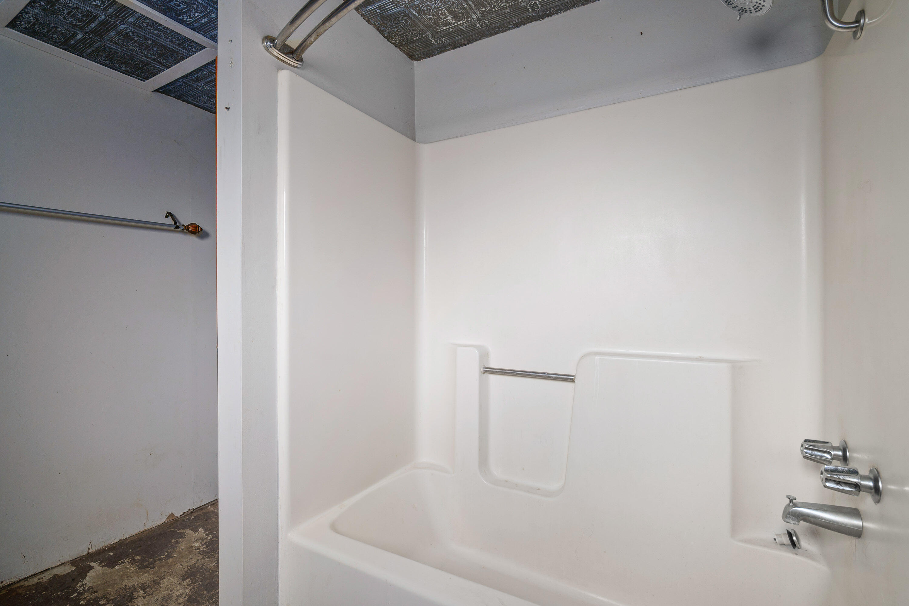 2424 Robinson Road Grants Pass, OR 97527 - Photo 35 of 44 Potential ADU - Full Bathroom