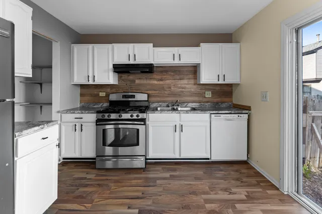 $289,900 | 1410 Georgetown Drive, Carol Stream, IL 60188