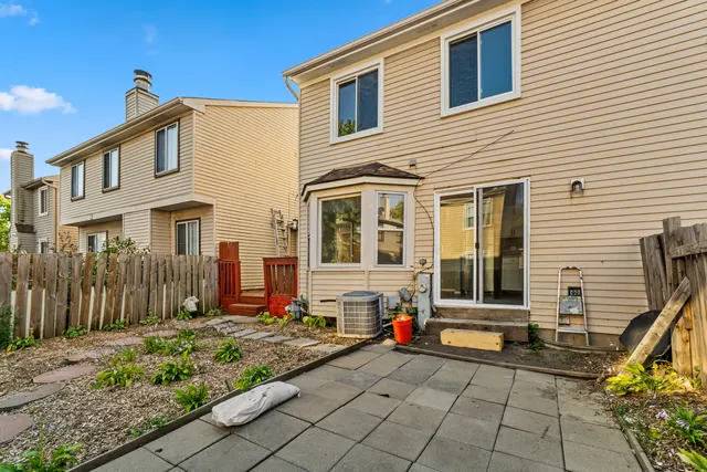 $289,900 | 1410 Georgetown Drive, Carol Stream, IL 60188