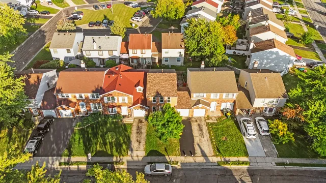 $289,900 | 1410 Georgetown Drive, Carol Stream, IL 60188