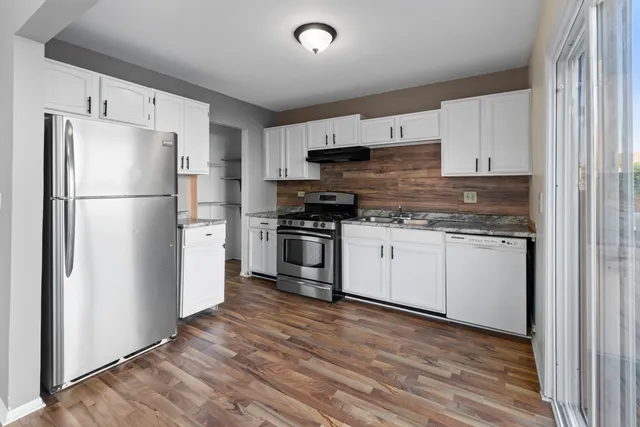 $289,900 | 1410 Georgetown Drive, Carol Stream, IL 60188