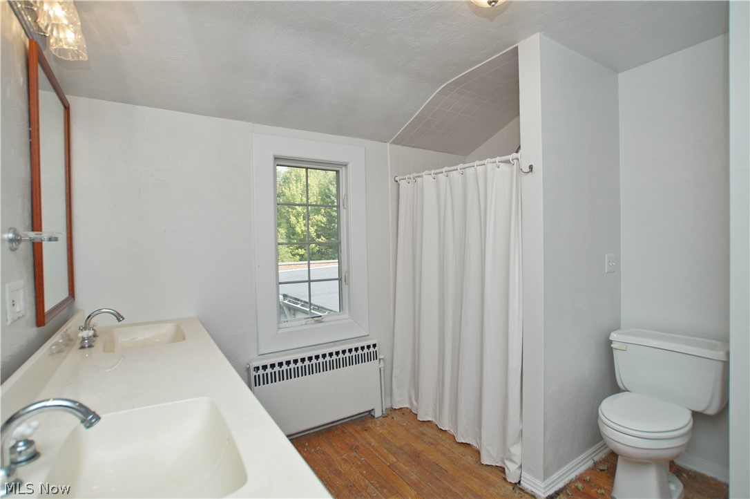 12757 Painesville Warren Road Painesville, OH 44077 - Photo 11 of 11 Upstairs bath.
