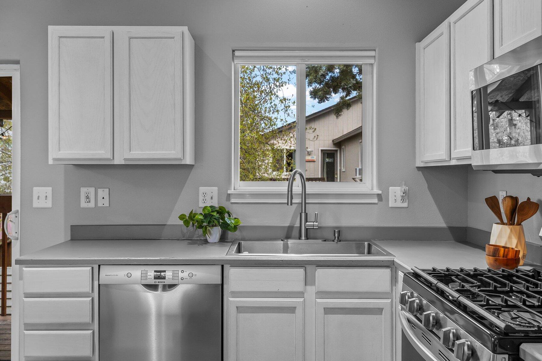 1331 Northeast Butler Market Road Bend, OR 97701 - Photo 8 of 28 7
