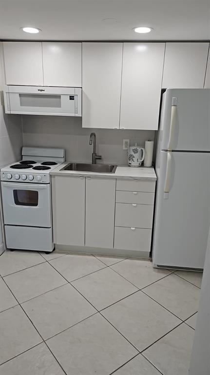 3000 East Sunrise Boulevard Fort Lauderdale, FL 33304 - Photo 9 of 14 a kitchen with cabinets and white appliances