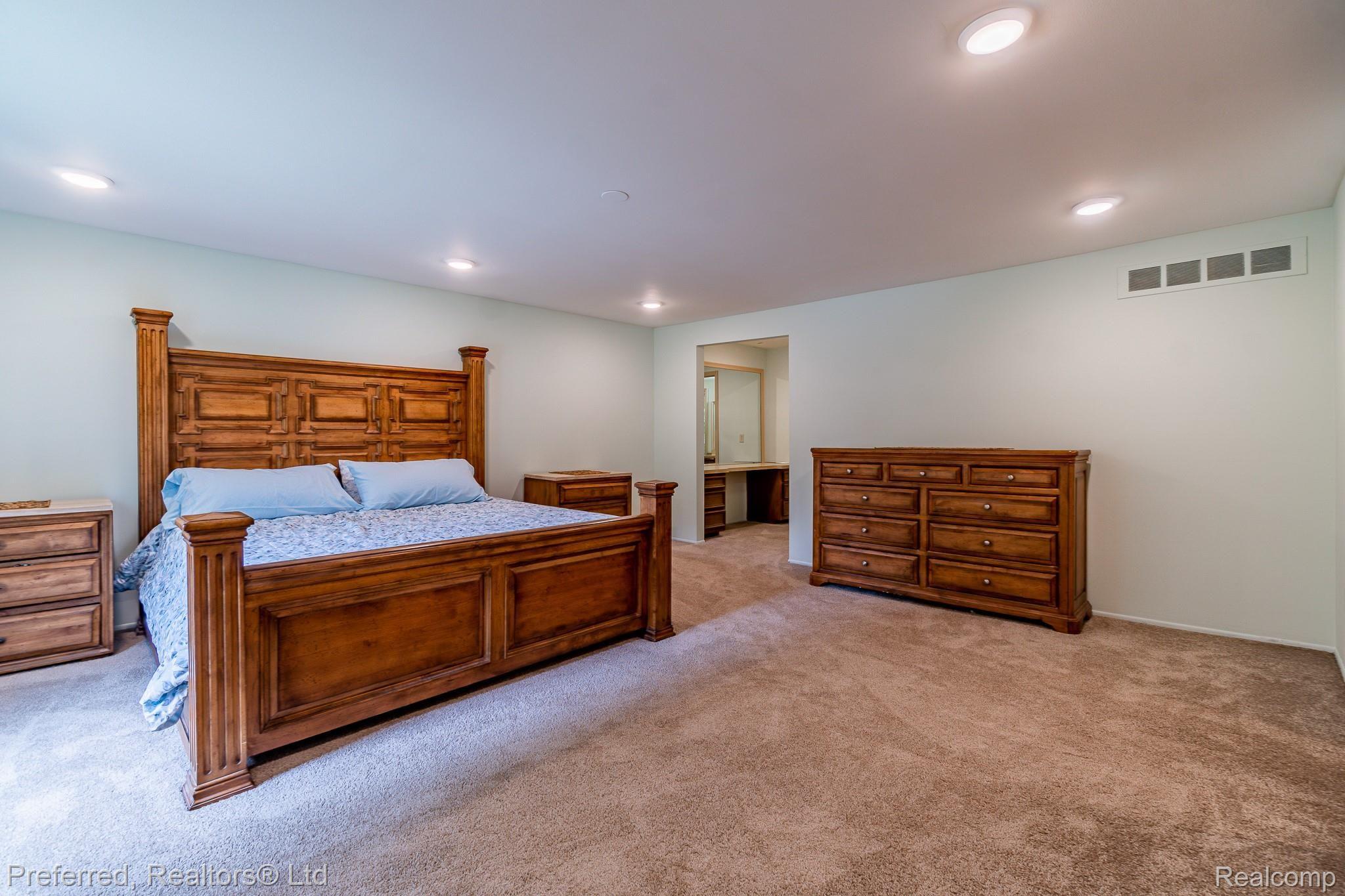 30210 High Valley Road Farmington, MI 48331 - Photo 30 of 40 High Valley -36.jpg