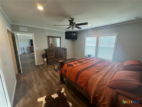 $585,000 | 838 East Oak Street, Goliad, TX 77963