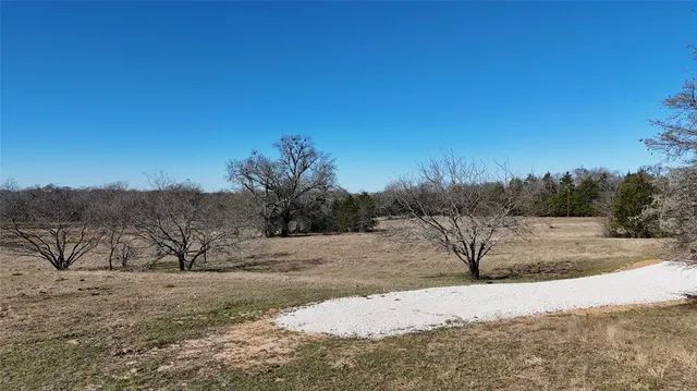 a table and chairs sitting in the middle of a yard
