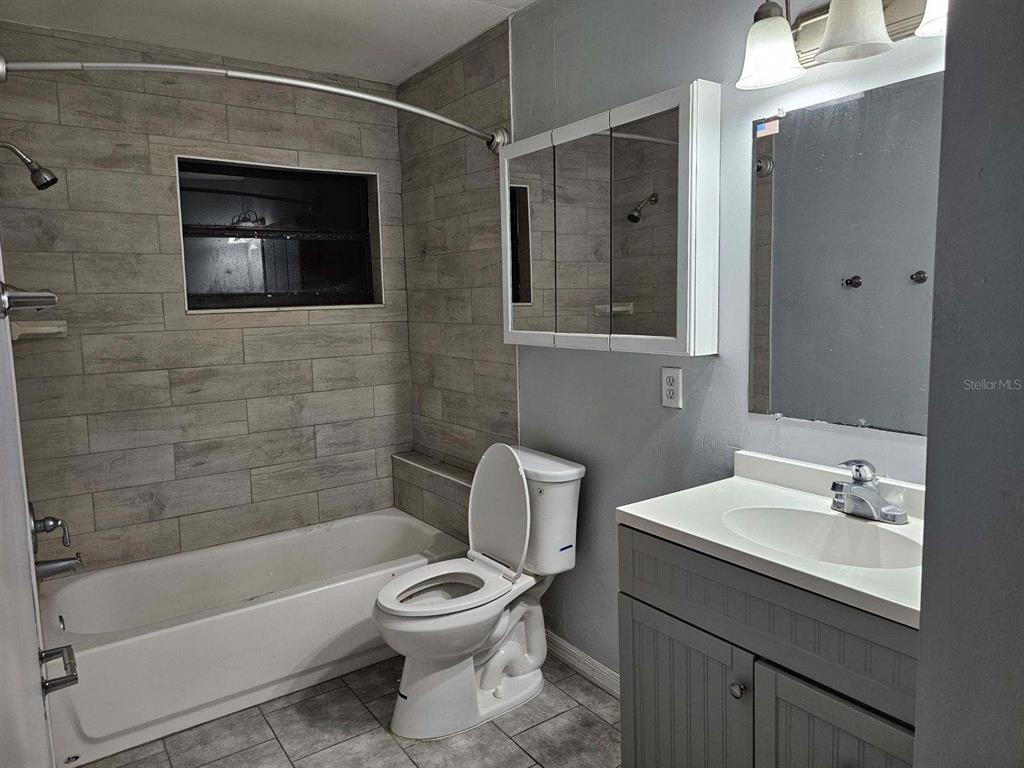 112 Jasper Street Bushnell, FL 33513 - Photo 10 of 12 a bathroom with a toilet sink and bathtub