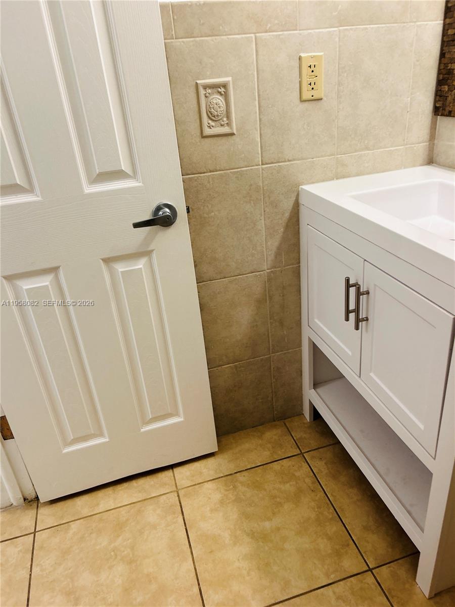 8603 Southwest 68th Court, Unit 22 Miami, FL 33156 - Photo 21 of 49 a bathroom with a bathtub