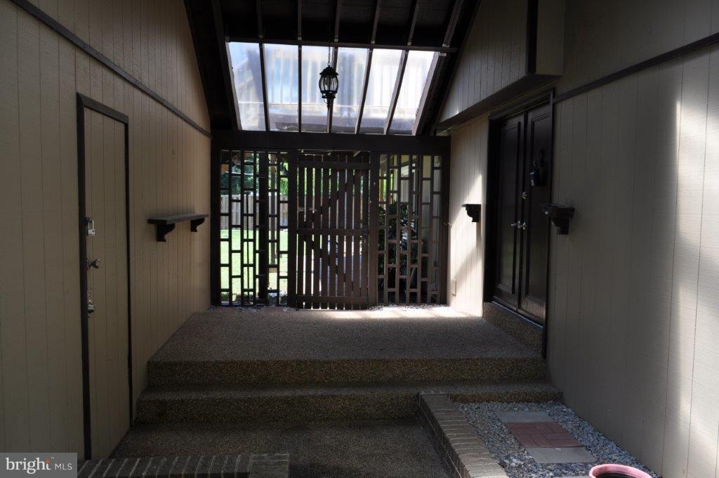 42 Thrush Road Sterling, VA 20164 - Photo 2 of 30 Exterior Foyer Lobby