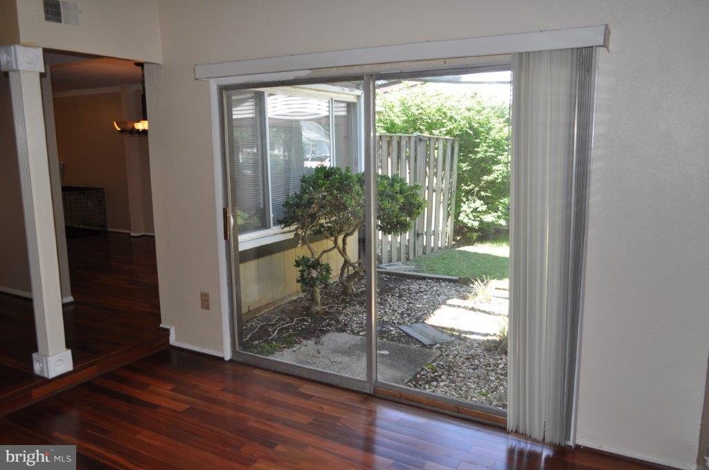 42 Thrush Road Sterling, VA 20164 - Photo 10 of 30 Living Room