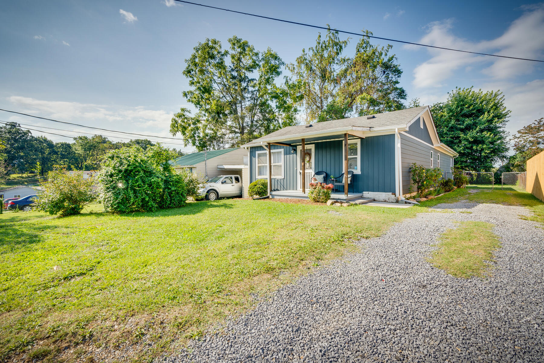 208 Oak Road Bristol, TN 37620 - Photo 2 of 27 002