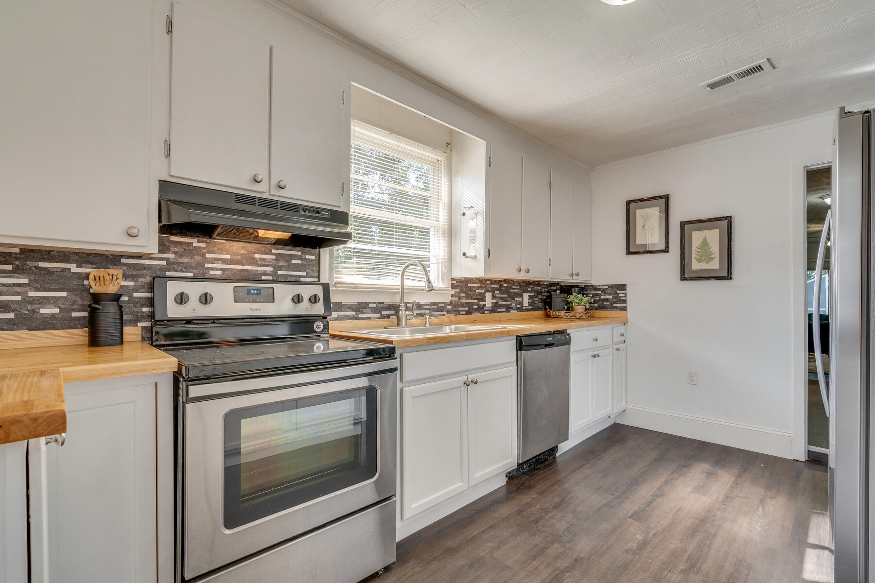 208 Oak Road Bristol, TN 37620 - Photo 8 of 27 008