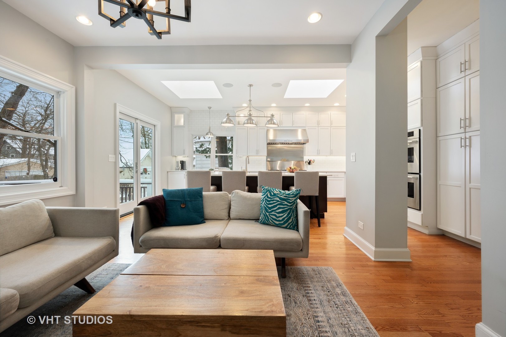 1031 Maple Avenue Evanston, IL 60202 - Photo 19 of 54 a living room with furniture and a large window