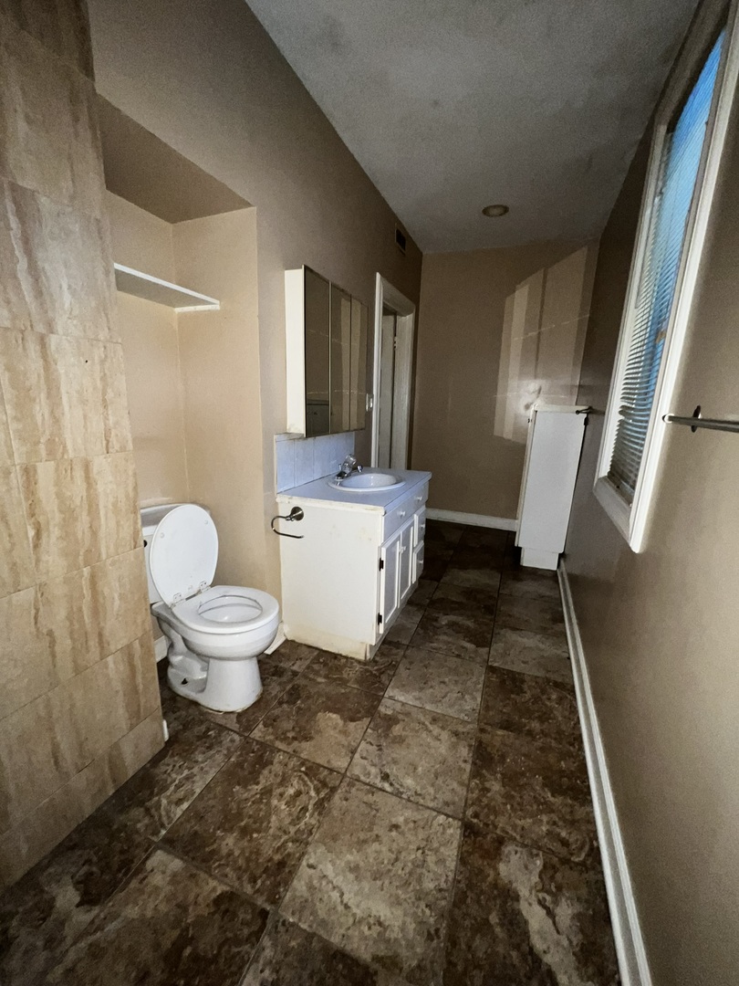1511 Greenleaf Street Evanston, IL 60202 - Photo 15 of 37 a bathroom with a toilet and a shower