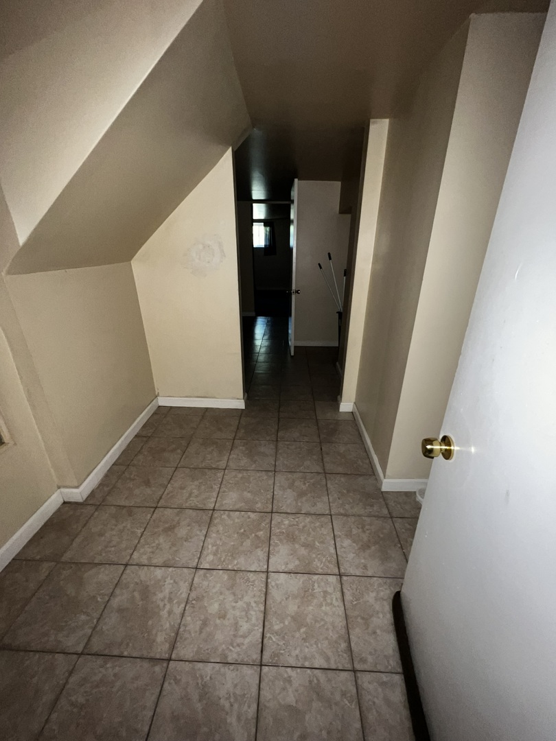 1511 Greenleaf Street Evanston, IL 60202 - Photo 22 of 37 a view of a hallway