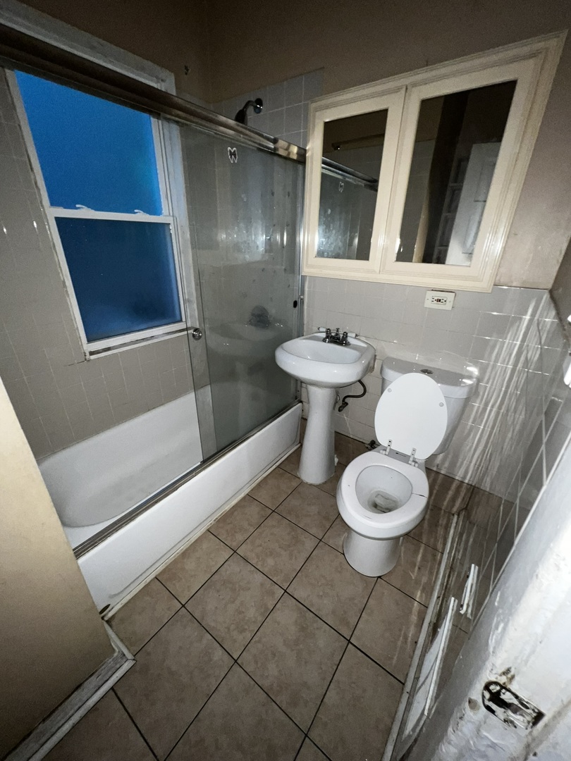 1511 Greenleaf Street Evanston, IL 60202 - Photo 8 of 37 a bathroom with a toilet and a shower