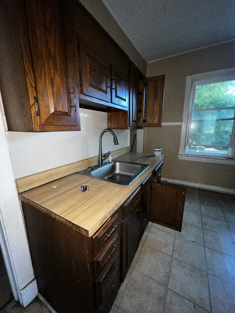 1511 Greenleaf Street Evanston, IL 60202 - Photo 9 of 37 a kitchen that has a sink and a stove