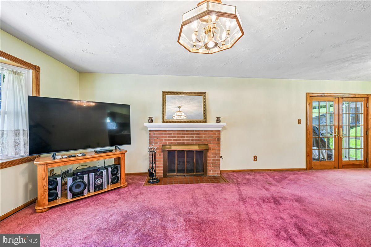 5643 Inverchapel Road Springfield, VA 22151 - Photo 17 of 65 Living room w/gas fireplace