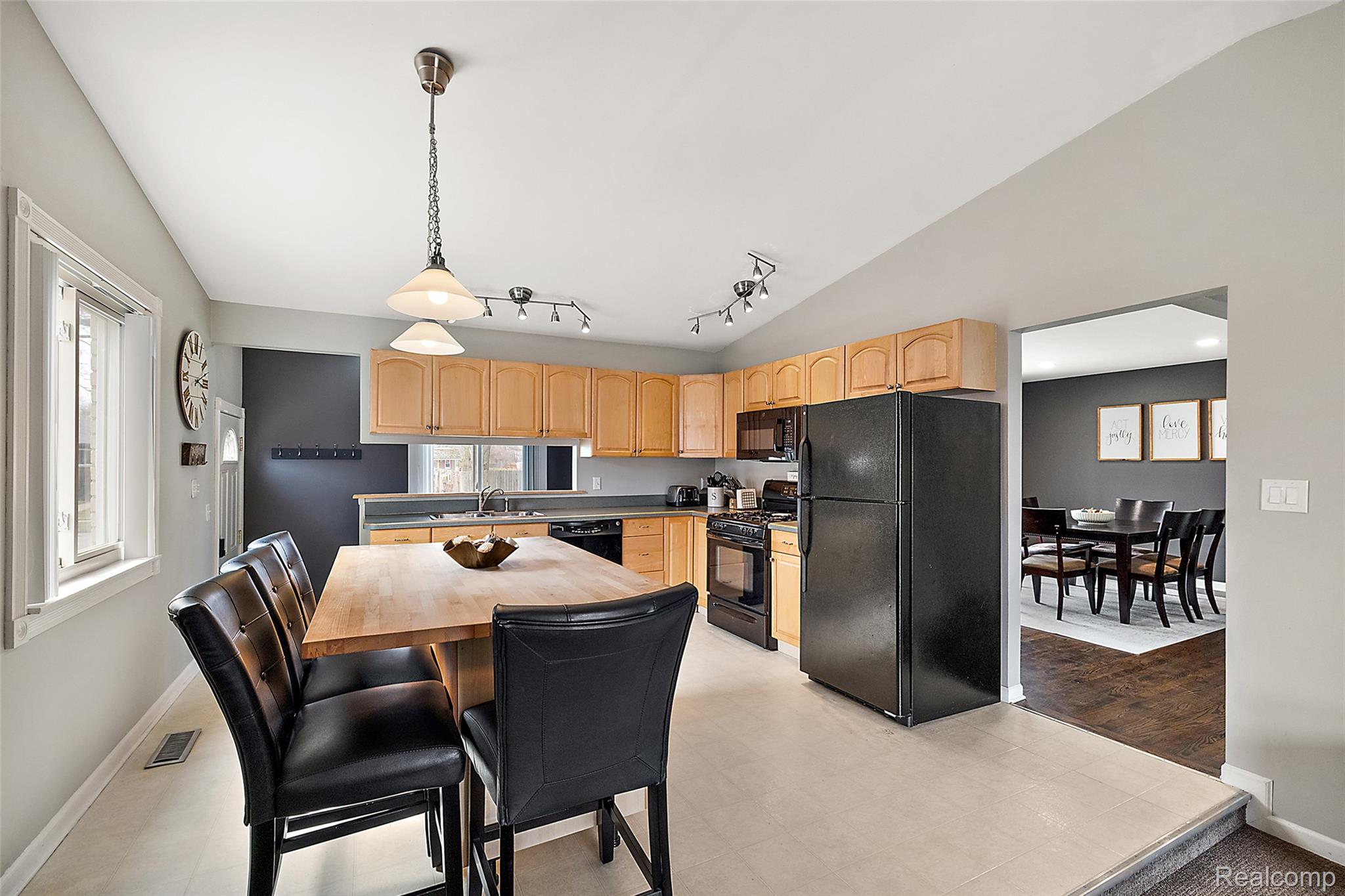 2386 Milverton Road Troy, MI 48083 - Photo 17 of 65 Kitchen (2)