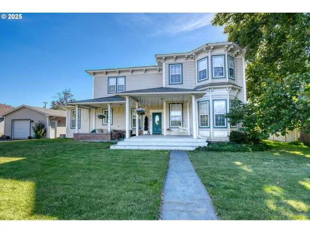 a view of a yard in front of house