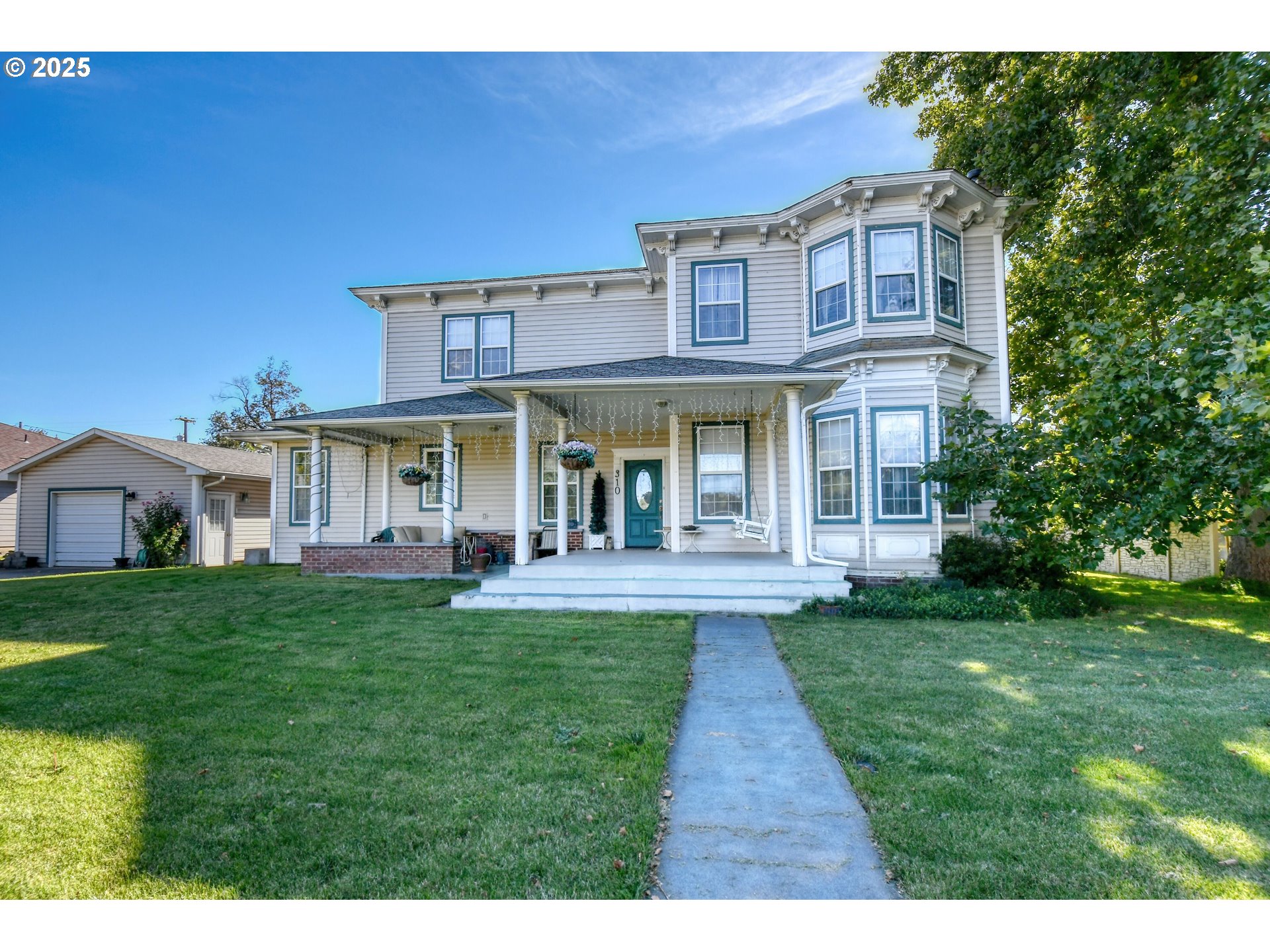 a view of a yard in front of house