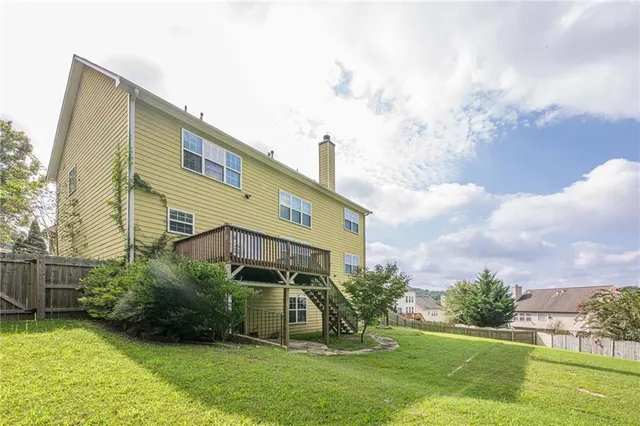 a view of a house with backyard