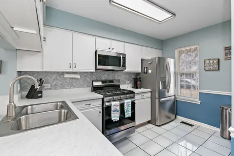 $285,000 | 2060 Muirfield Circle, Elgin, IL 60123