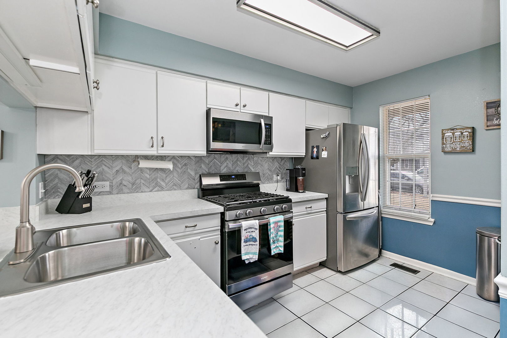 2060 Muirfield Circle Elgin, IL 60123 - Photo 3 of 23