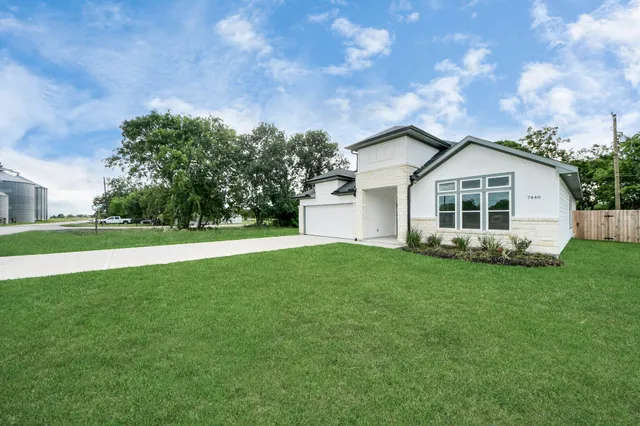 $340,000 | 7440 Avenue East, Beasley, TX 77417