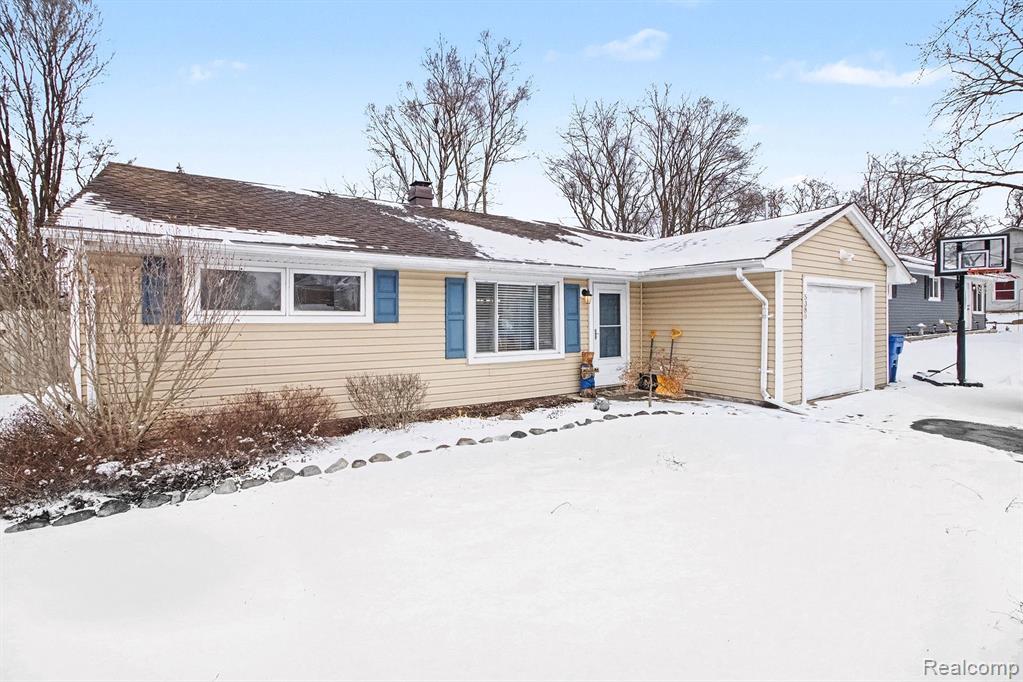 5380 Pontiac Lake Road Waterford, MI 48327 - Photo 1 of 26 Gallery Image 1