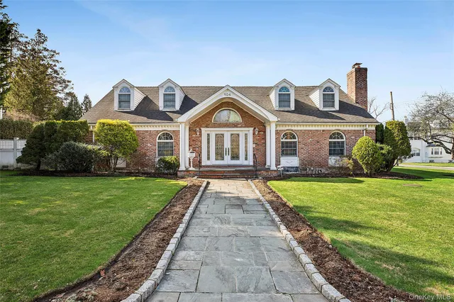 $2,080,000 | 104 Grosvenor Street | Douglaston
