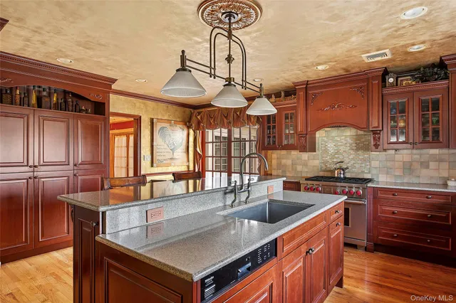 $2,080,000 | 104 Grosvenor Street | Douglaston