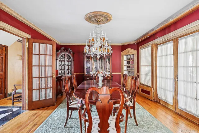 $2,080,000 | 104 Grosvenor Street | Douglaston