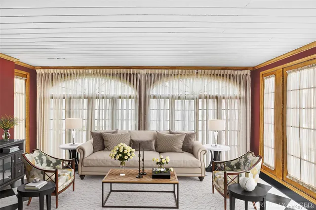 $2,080,000 | 104 Grosvenor Street | Douglaston