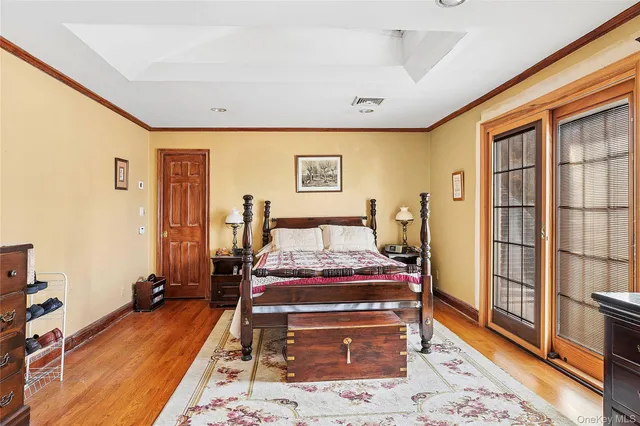 $2,080,000 | 104 Grosvenor Street | Douglaston