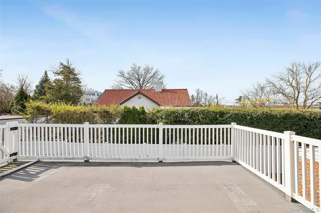 $2,080,000 | 104 Grosvenor Street | Douglaston