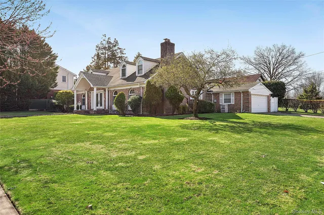 $2,080,000 | 104 Grosvenor Street | Douglaston