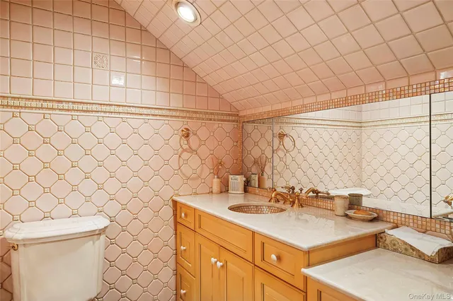 $2,080,000 | 104 Grosvenor Street | Douglaston