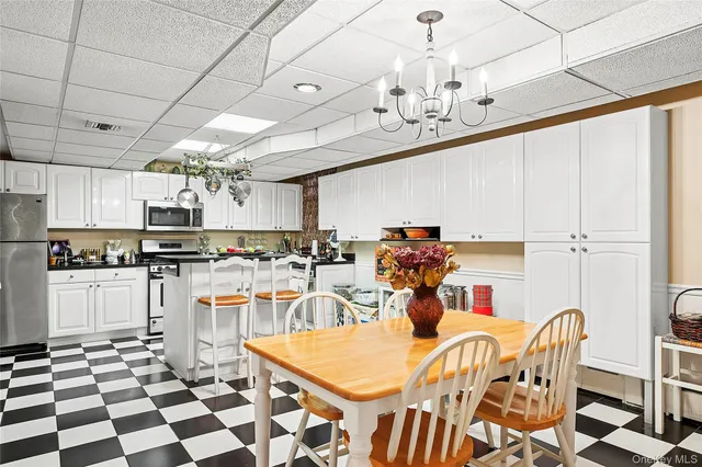 $2,080,000 | 104 Grosvenor Street | Douglaston