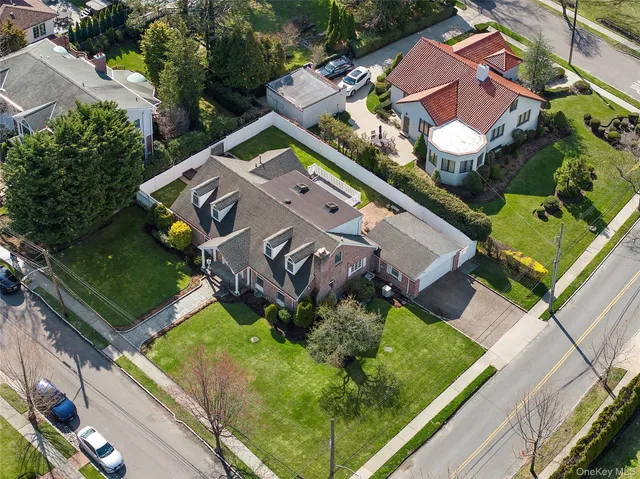 $2,080,000 | 104 Grosvenor Street | Douglaston