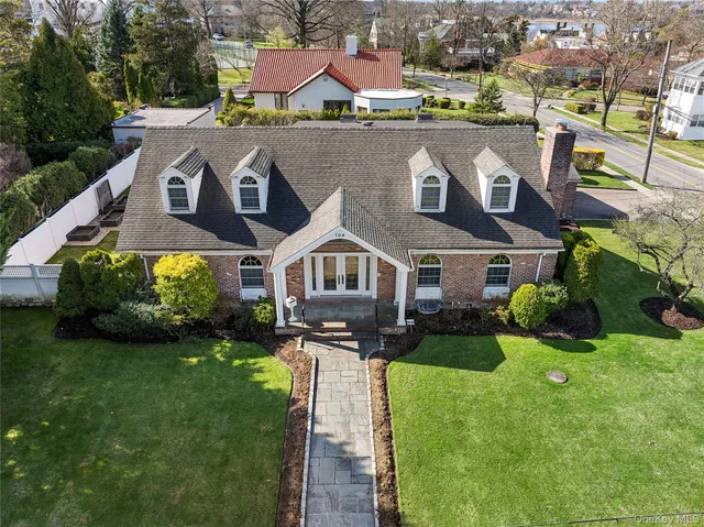 $2,080,000 | 104 Grosvenor Street | Douglaston