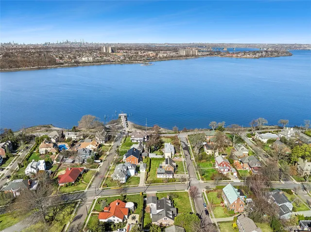 $2,080,000 | 104 Grosvenor Street | Douglaston