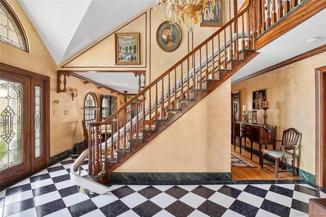 $2,080,000 | 104 Grosvenor Street | Douglaston