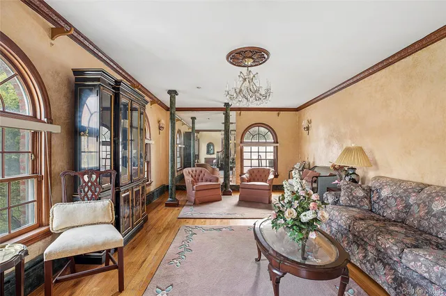 $2,080,000 | 104 Grosvenor Street | Douglaston